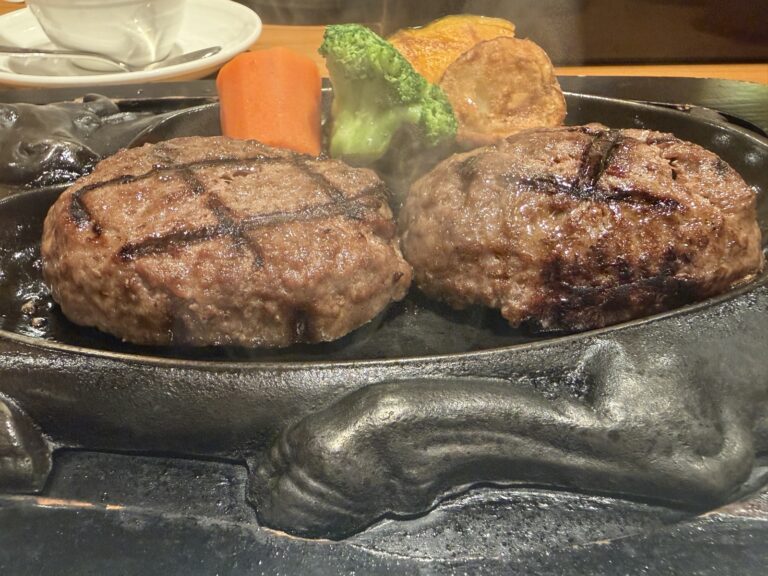 炭焼きレストランさわやかのげんこつハンバーグ（鉄板で焼き上げたところ）