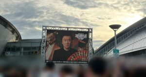桑田佳祐「夏祭りツアー2026」仙台公演の会場に掲げられた大看板と夕空